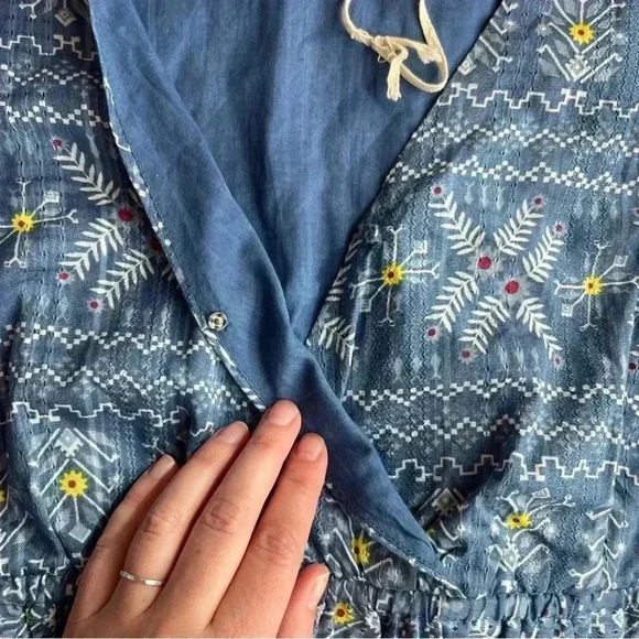 Forever That Girl Anthropologie Blue Long Sleeve Smocked Waist Crop Top Small - Picture 4 of 7